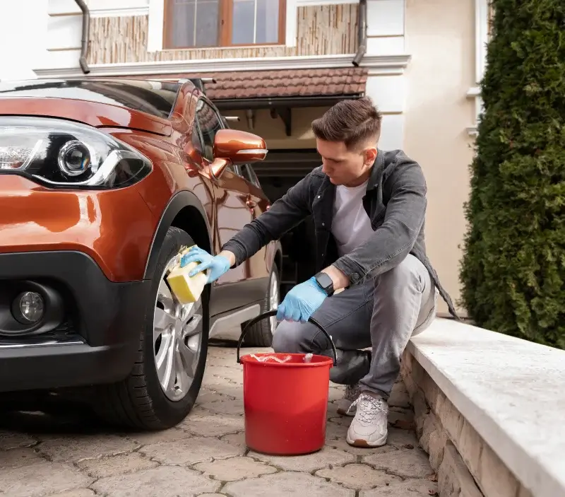 Lavage auto à domicile Saint-Julien-de-Peyrolas : professionnel intervenant sur un véhicule